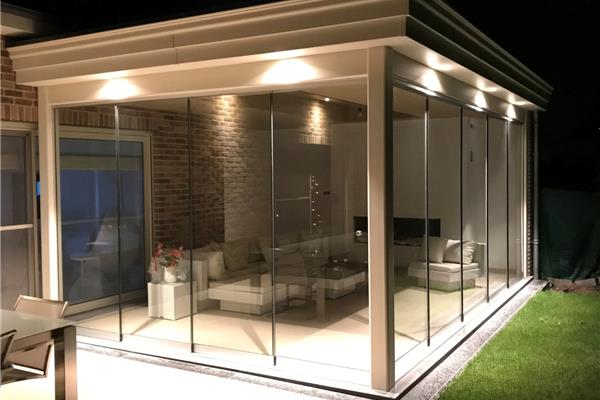 Luxe veranda met glazen zijwanden